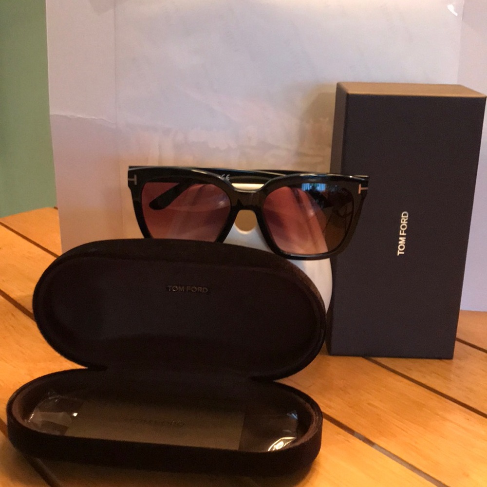 Tom Ford Sunglasses / black frame / rose lens
